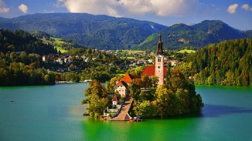 Словения е малка държава в Централна Европа с население от