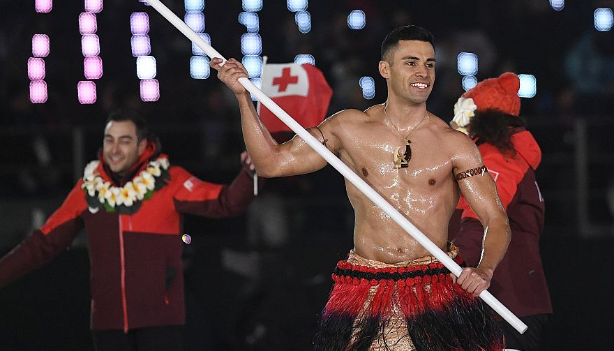 Знаменосецът на олимпийския отбор на Тонга се появи полугол на